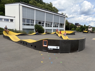 Pumptrack auf dem Pausenplatz Gemeindewiesen