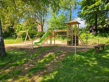 Neuer Spielplatz in der Rhyfallbadi Otterstall begeistert Gross und Klein